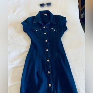 Guess Dark Blue Denim Button-Front Dress plus a pair of sunglasses I